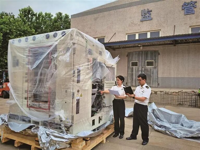 7月30日,关中海关关员在关中综合保税区对集成电路分选机开展查验作业。